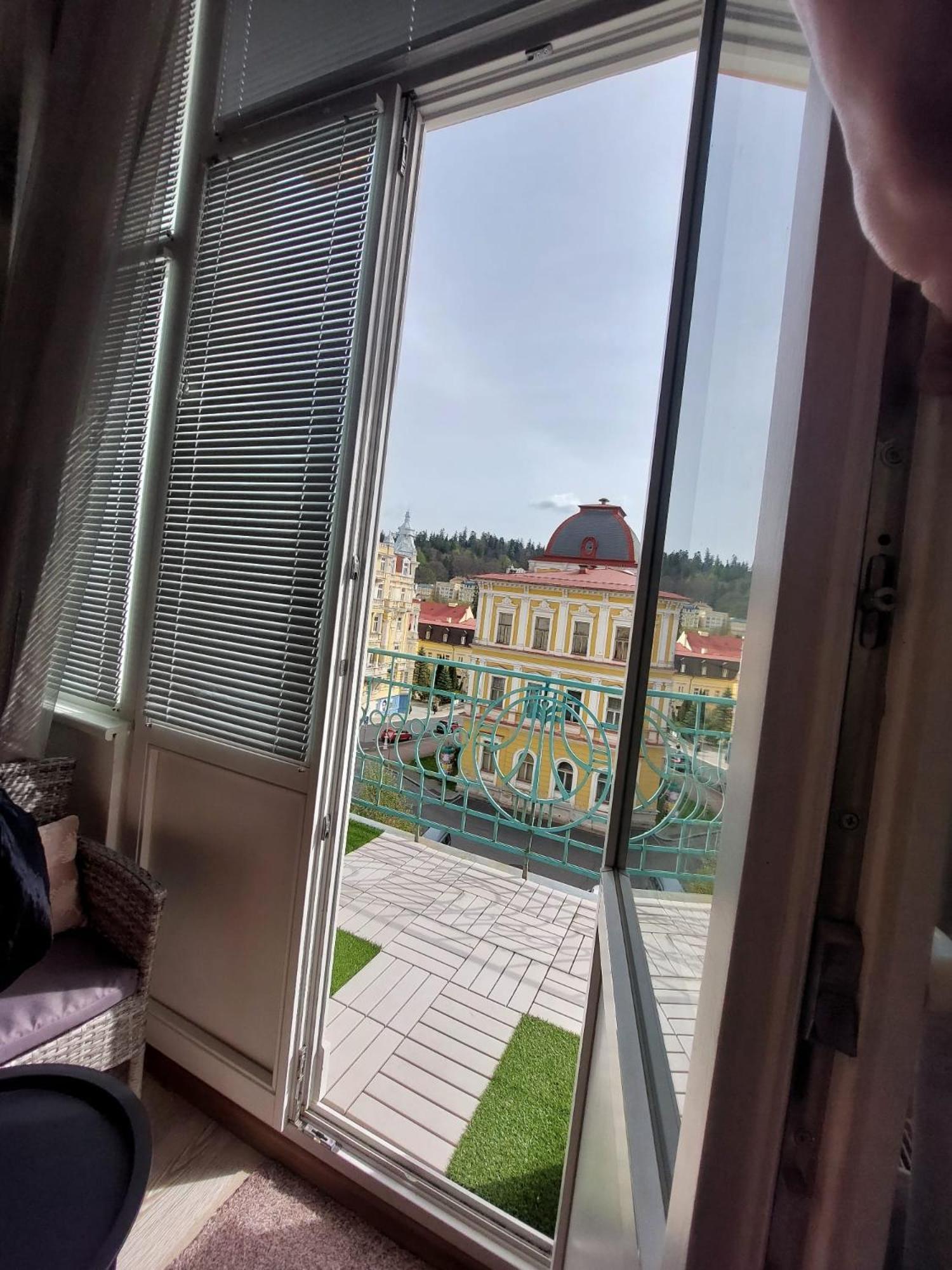 Balconies Above Colonnade Apartment Marianske Lazne Exterior photo
