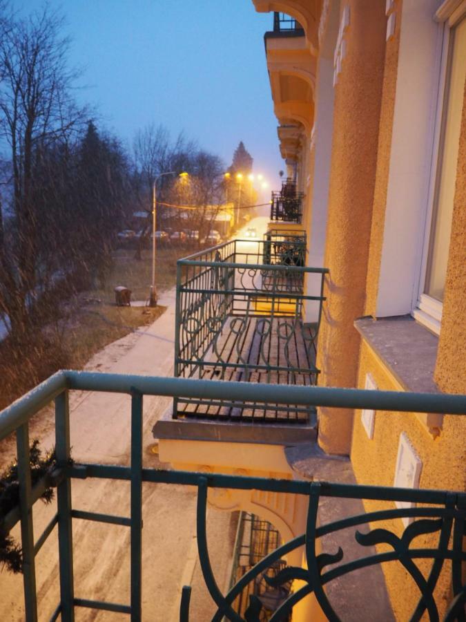 Balconies Above Colonnade Apartment Marianske Lazne Exterior photo